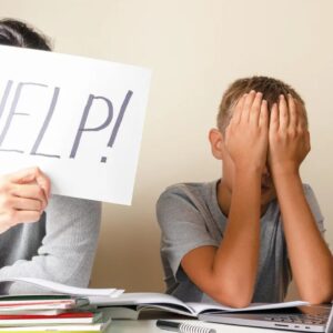 Γιατί το ψυχικό φορτίο της επιστροφής στο σχολείο πέφτει πάντα στις μαμάδες;