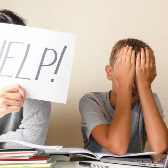 Γιατί το ψυχικό φορτίο της επιστροφής στο σχολείο πέφτει πάντα στις μαμάδες;