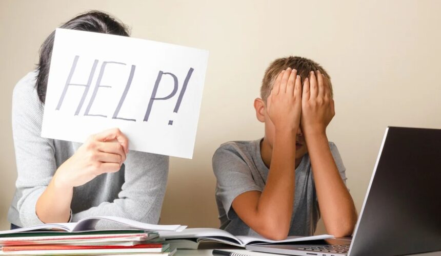 Γιατί το ψυχικό φορτίο της επιστροφής στο σχολείο πέφτει πάντα στις μαμάδες;